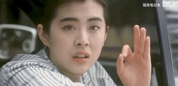 把眉毛画成了蜡笔小新同款的王祖贤,少了美丽但多了软萌和可爱.