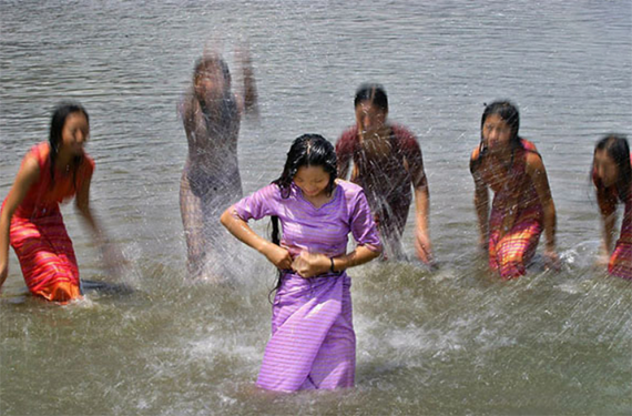 实拍缅甸农村姑娘户外戏水,看完忍不住害羞,立马买机票!