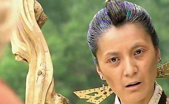 金花婆婆近照完全认不出苹果肌肿大似断层54岁至今单身
