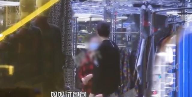 李现妇女节陪父母逛商场，带他们吃饭购物有耐心，孝心满满