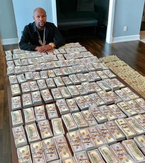 身价10亿的梅威瑟生活多奢侈?饭碗镶钻 牙套值17万