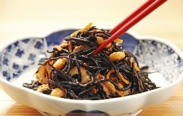 这种"海产"中国渔民懒得捡,常被拿来喂鸭子,但在日本比肉还贵|羊栖菜