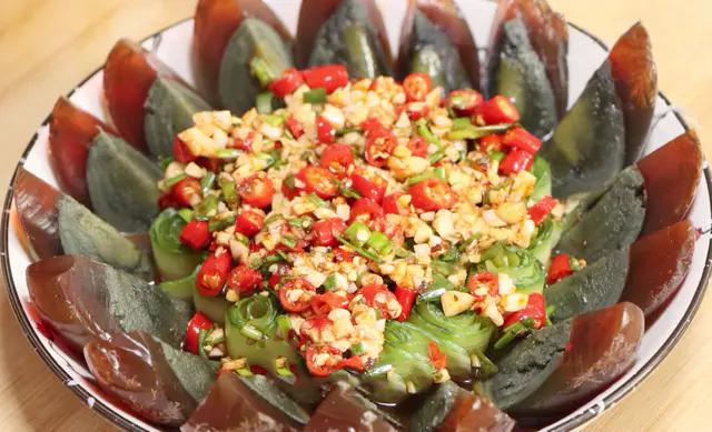 皮蛋最经典的吃法,香辣美味,入口软嫩,端上桌好看又好吃