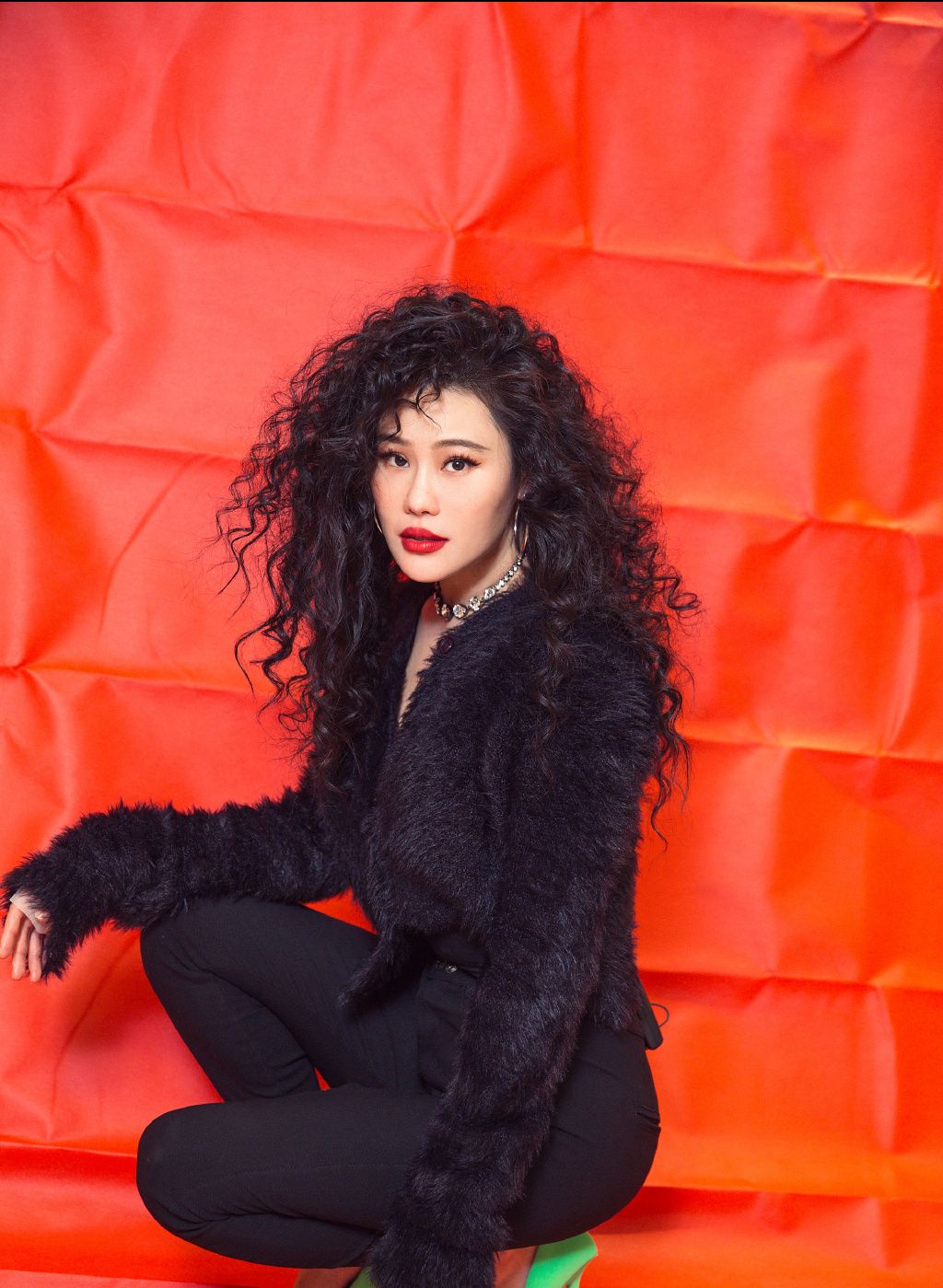 顶"超级爆炸头"上节目,搭配全黑套装让人心动