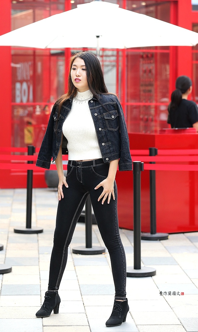 街拍:穿牛仔套装的美女
