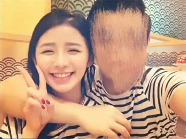 而且,除此之外,还有网友爆料称蔡卓宜"前夫"的家庭十分厉害,其父亲更