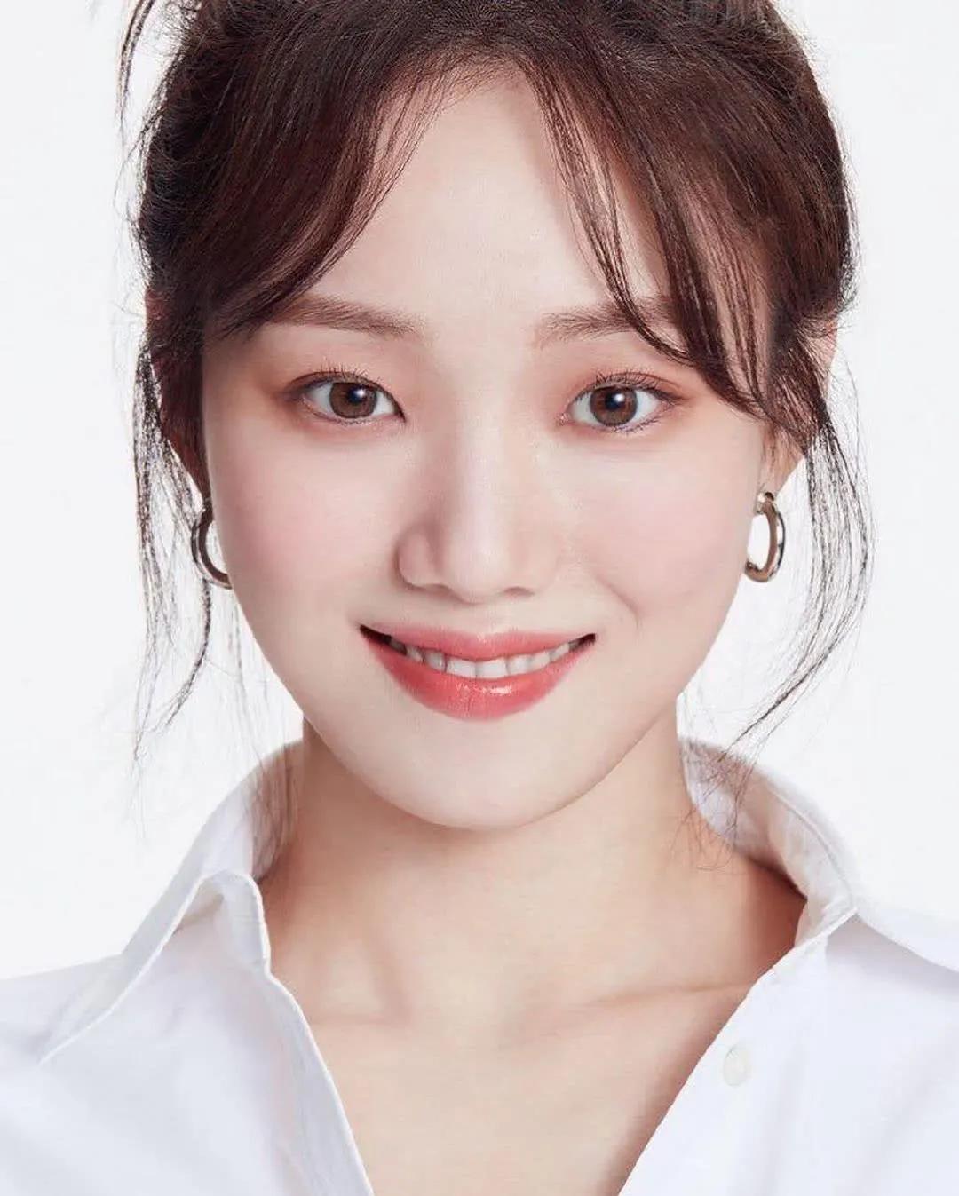 "长腿女神"李圣经曝新海报图,精灵般长相,衣品吸睛指数满分!