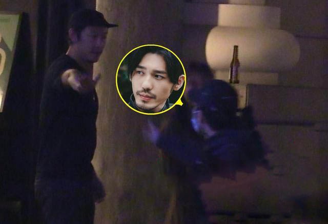 男星白宇深夜聚会喝酒,"醉抢"代驾小哥摩托车