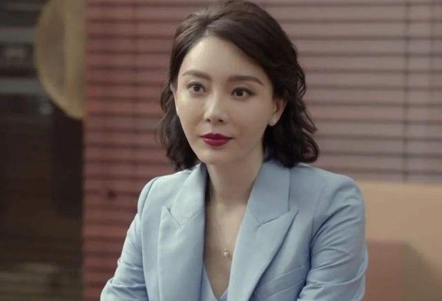 电视剧里陈数将职场女精英演绎得十分完美,在一套套西服和职业装之间