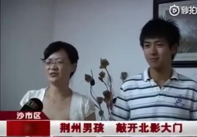 李现妇女节陪父母逛商场，带他们吃饭购物有耐心，孝心满满