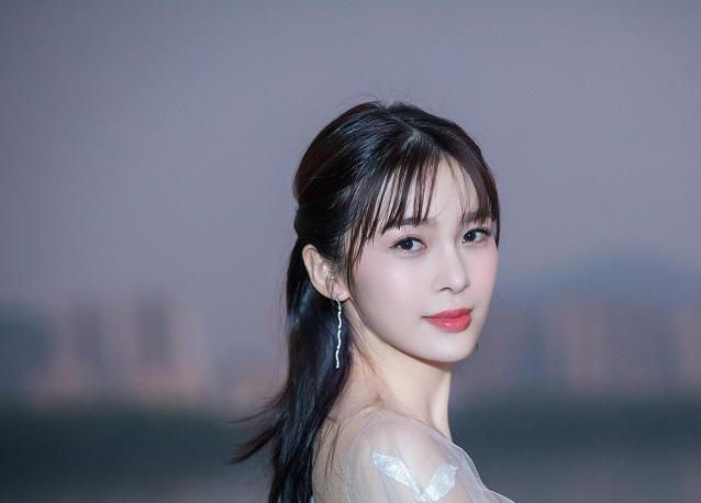 在《极光之恋》中,赵韩樱子扮演的是一位大明星,可以说气场十足十分