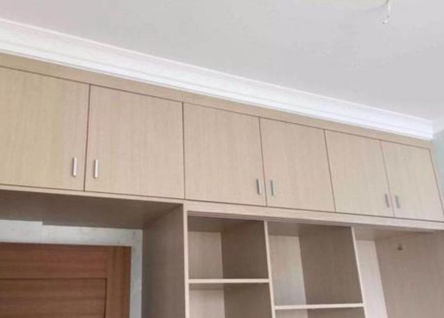 衣柜做到顶很实用但如果没做石膏线后期麻烦多多就晚了