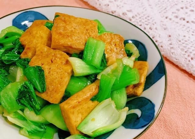 家常健康菜谱,油菜炒豆腐,简单美味营养,比肉下饭又健康