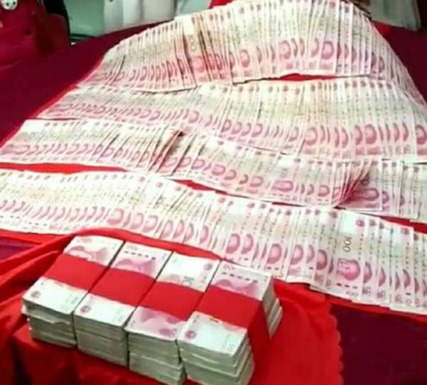 婚宴酒席上摆满三十万现金,新娘却一脸不乐意,让人难以理解