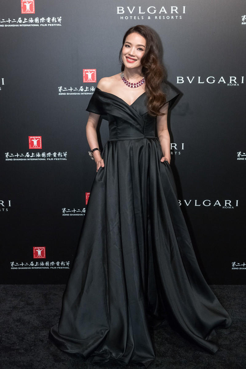 舒淇又美出新高度!一款黑色低胸连衣裙性感优雅,魅力无限