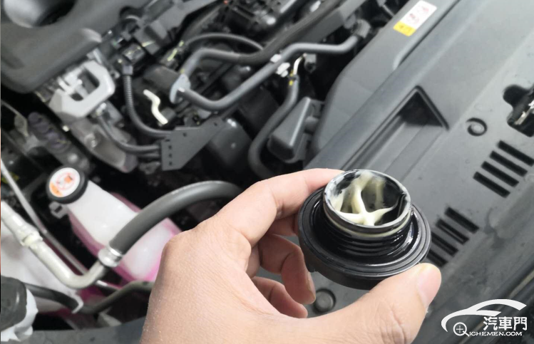 车主在论坛中发现有车主反馈亚洲龙存在机油乳化的问题,因此李先生