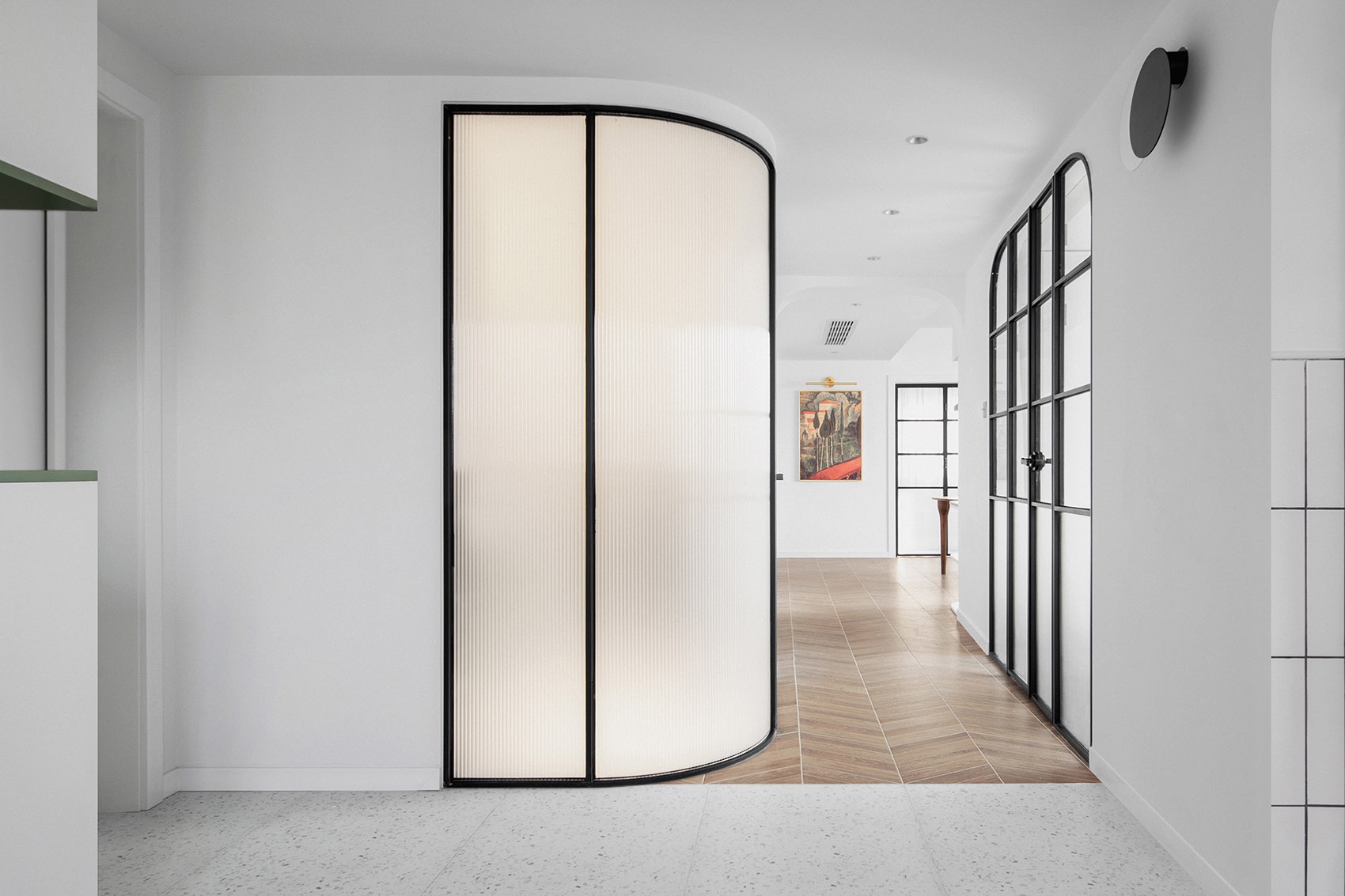 ▼可以透光但是不透视的玻璃隔断,为卫生间提供了自然的采光条件.