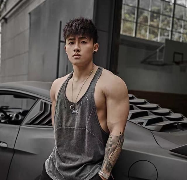 穿着灰色背心的肌肉小奶狗,有身材有颜值的男生