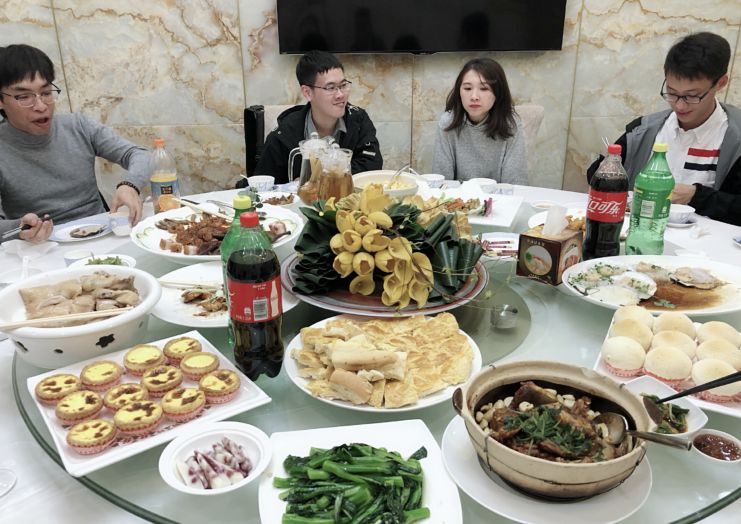 张大仙请粉丝吃饭张大仙在家吃饭看到桌子上的菜差距有点大