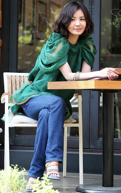 49岁人鱼小姐张瑞希很优雅,穿黑色波点连衣裙简洁时尚很有女人味