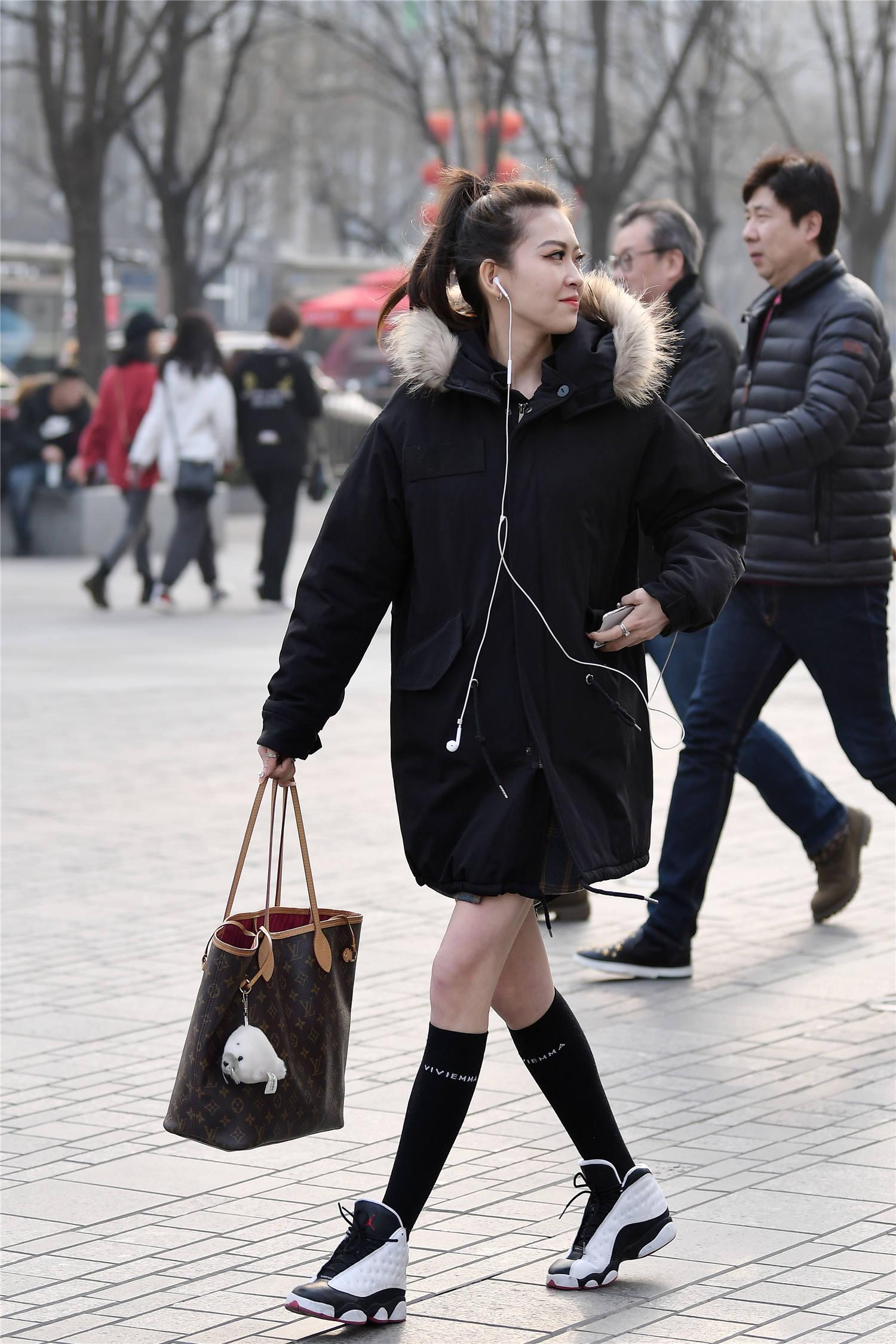 高筒袜搭配一双篮球鞋,中长款的棉服,搭配出小女生的感觉