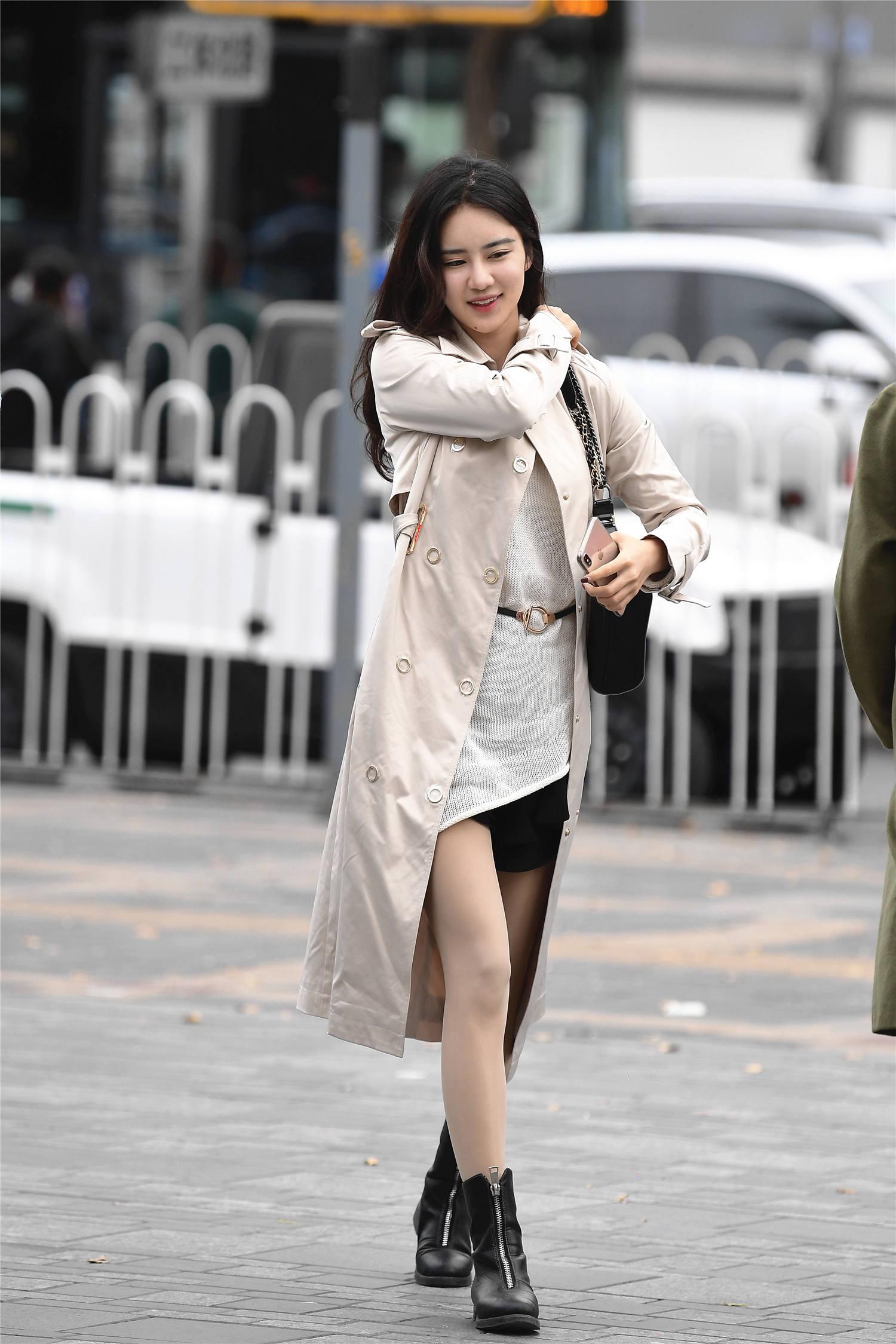 春天的姑娘,要想搭配出风度,长款风衣让你更加精致的