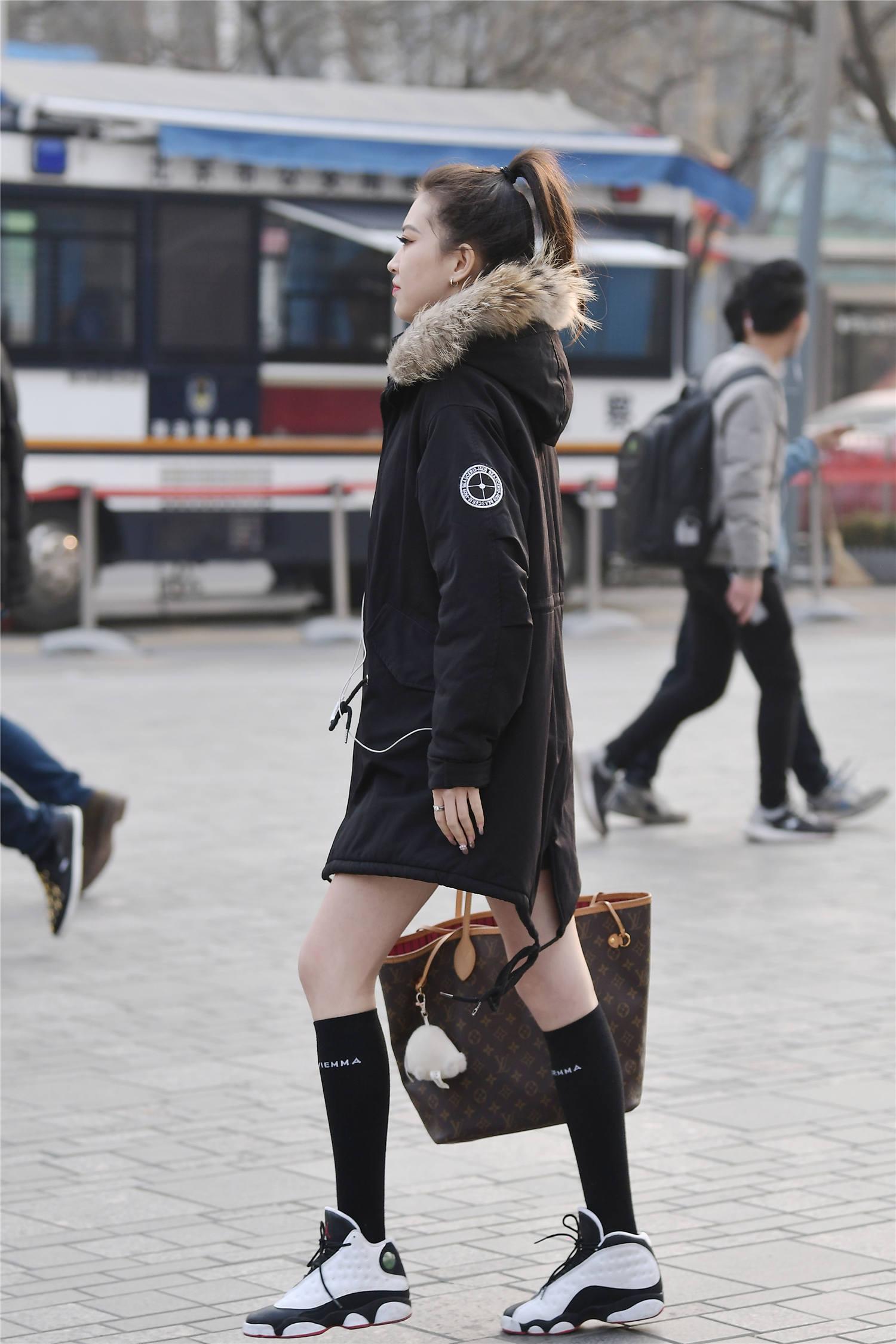 高筒袜搭配一双篮球鞋,中长款的棉服,搭配出小女生的感觉