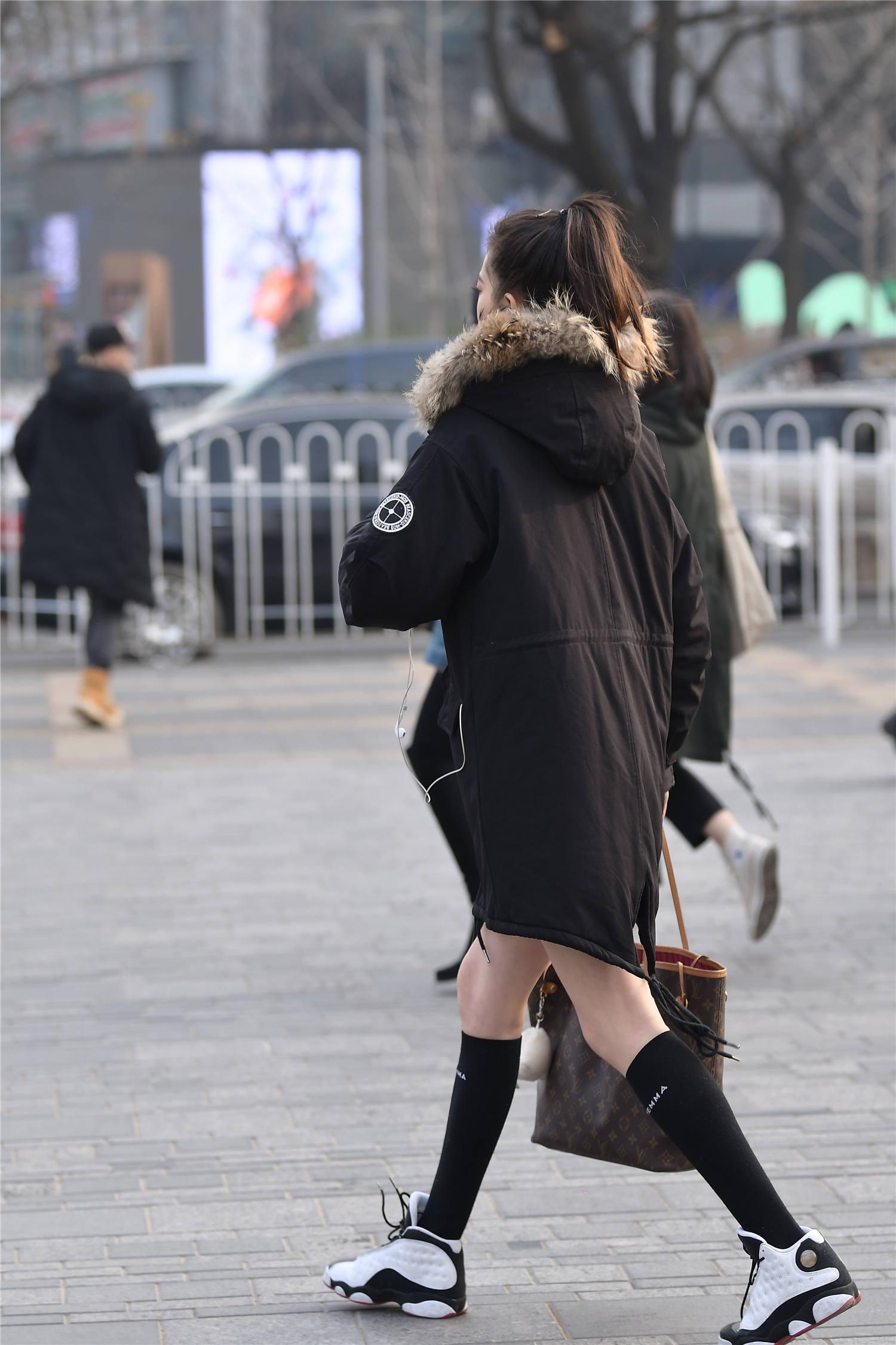 高筒袜搭配一双篮球鞋,中长款的棉服,搭配出小女生的感觉