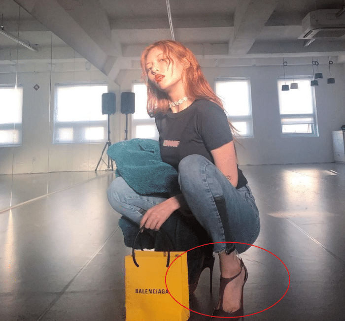 凹造型我只服金泫雅,"两双鞋"一起穿也不摔跤,鞋跟还细得吓人