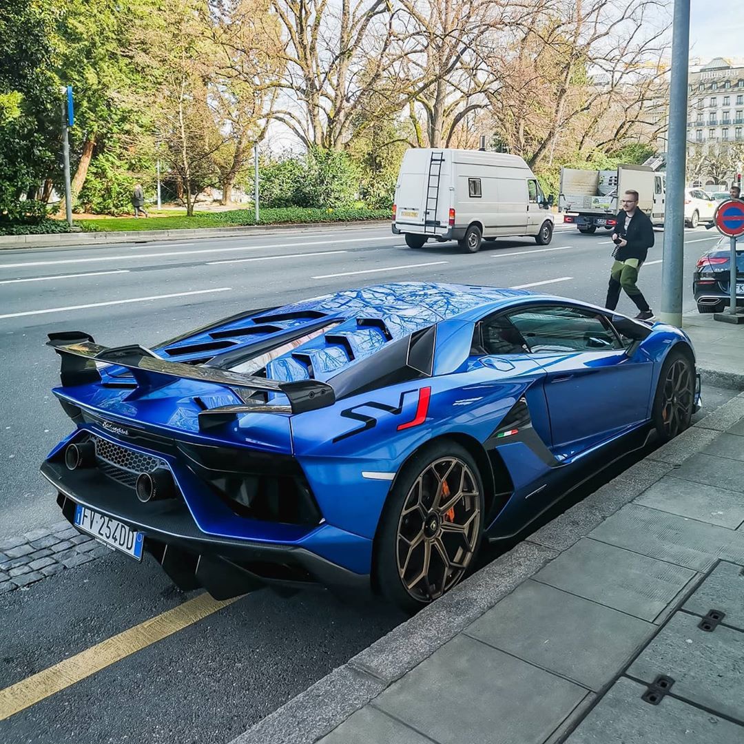 兰博基尼aventador svj实车街拍 运动的设计造型