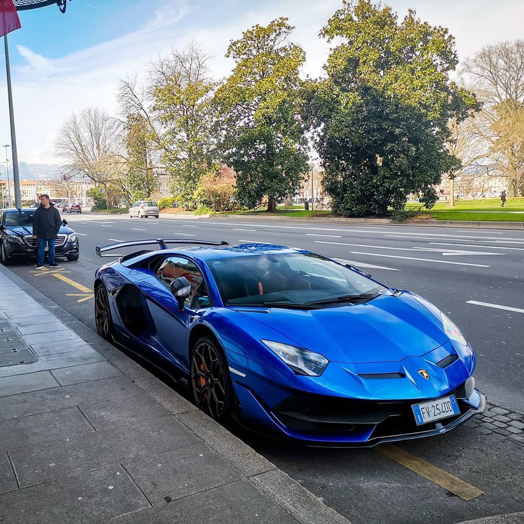 兰博基尼aventador svj实车街拍 运动的设计造型