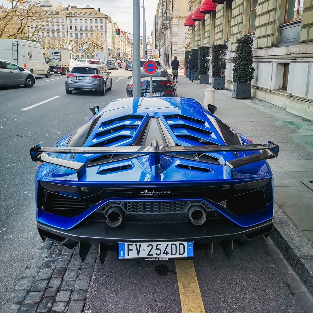 兰博基尼aventadorsvj实车街拍运动的设计造型