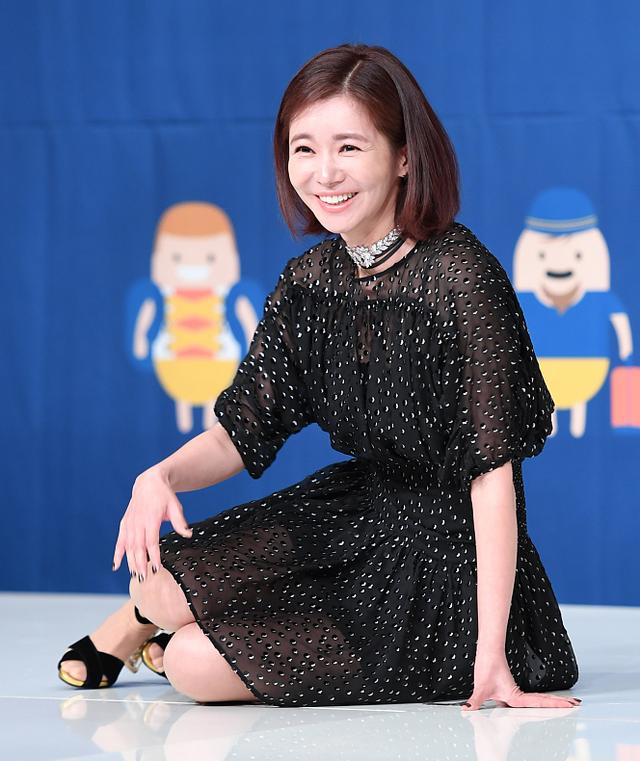 49岁人鱼小姐张瑞希很优雅,穿黑色波点连衣裙简洁时尚很有女人味