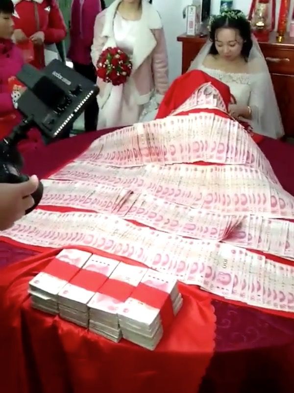 婚宴酒席上摆满三十万现金,新娘却一脸不乐意,让人难以理解