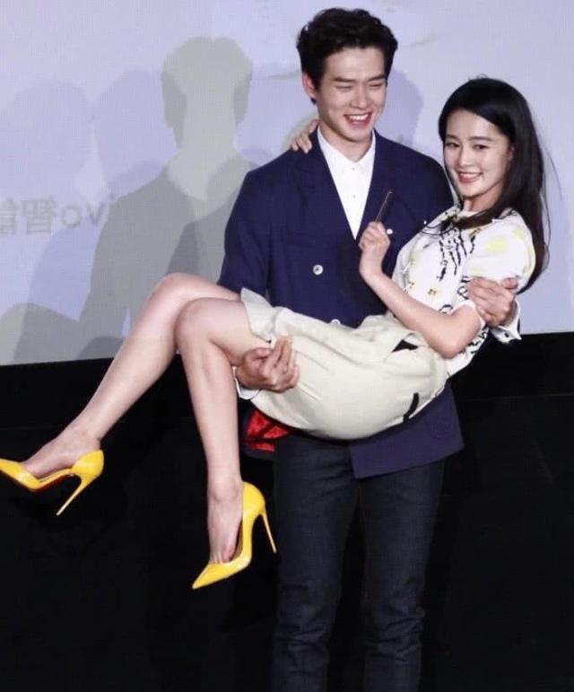 难怪说李沁是小脚皇后被魏大勋公主抱起那刻高跟鞋成摆设