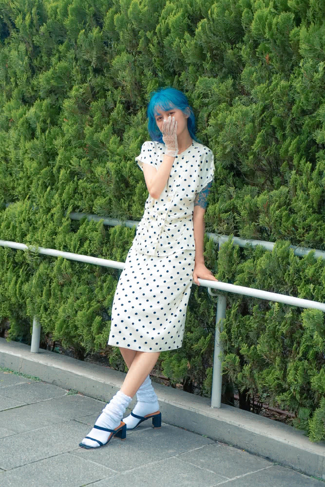 黑尾酱五花肉婚纱好惊悚白红相间的色调让人有胆看没胆穿