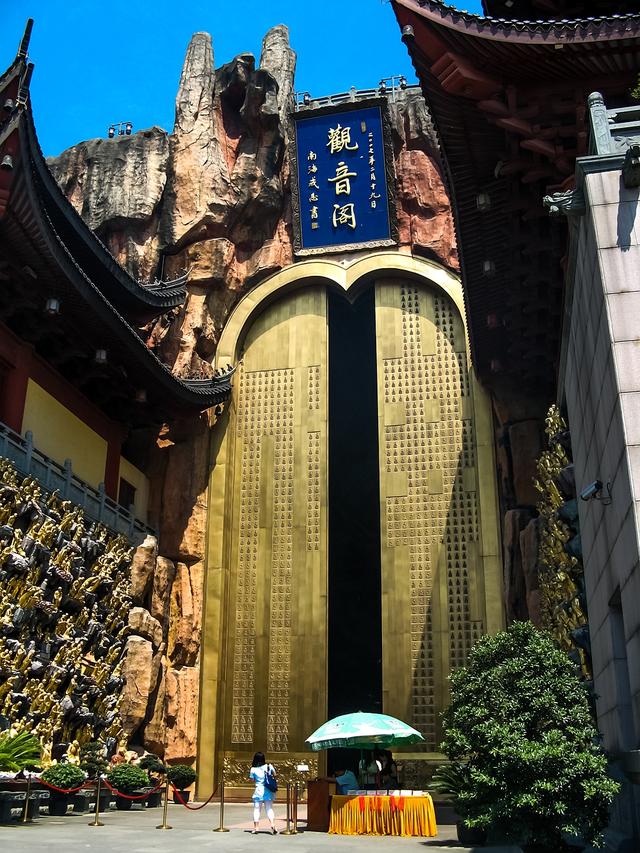 三个大世界基尼斯纪录之二:最高的铜门一一"千佛门"即"观音阁"门,高