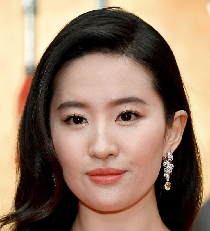 刘亦菲脸部特写刘亦菲穿金色凤凰裙不仅整体效果把控得非常不错,小