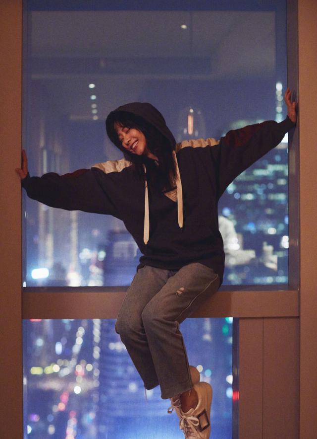 她26岁出演高中生,今穿格纹外西服搭镂空皮裙,复古有个性|谭松韵|皮裙