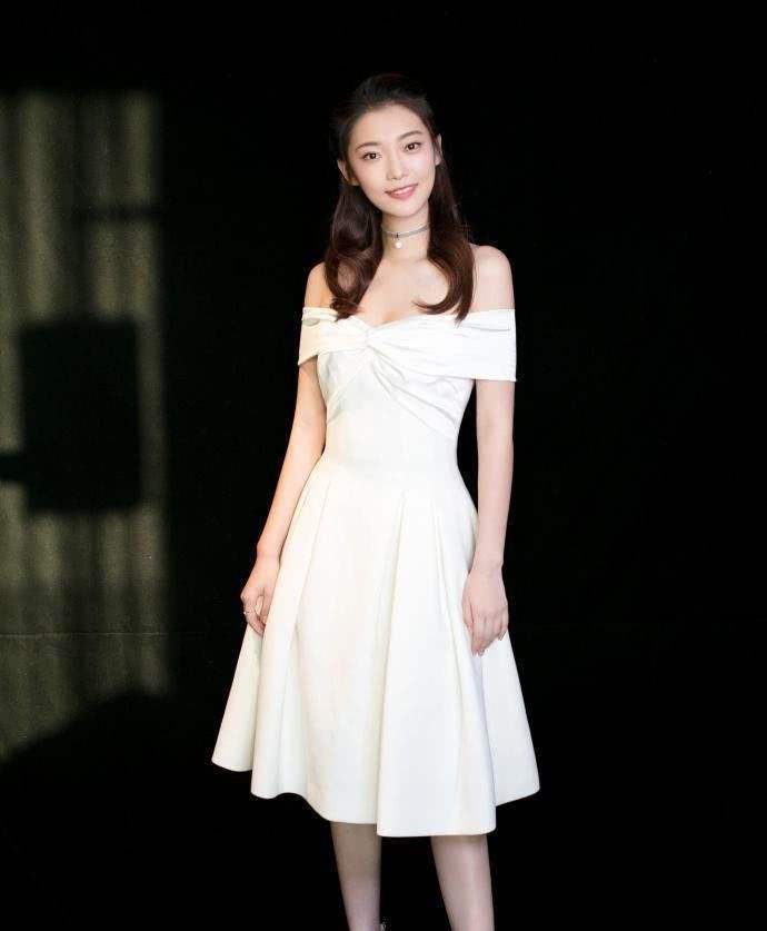 田依桐是一位唐嫣旗下签约的颜值超高的美女