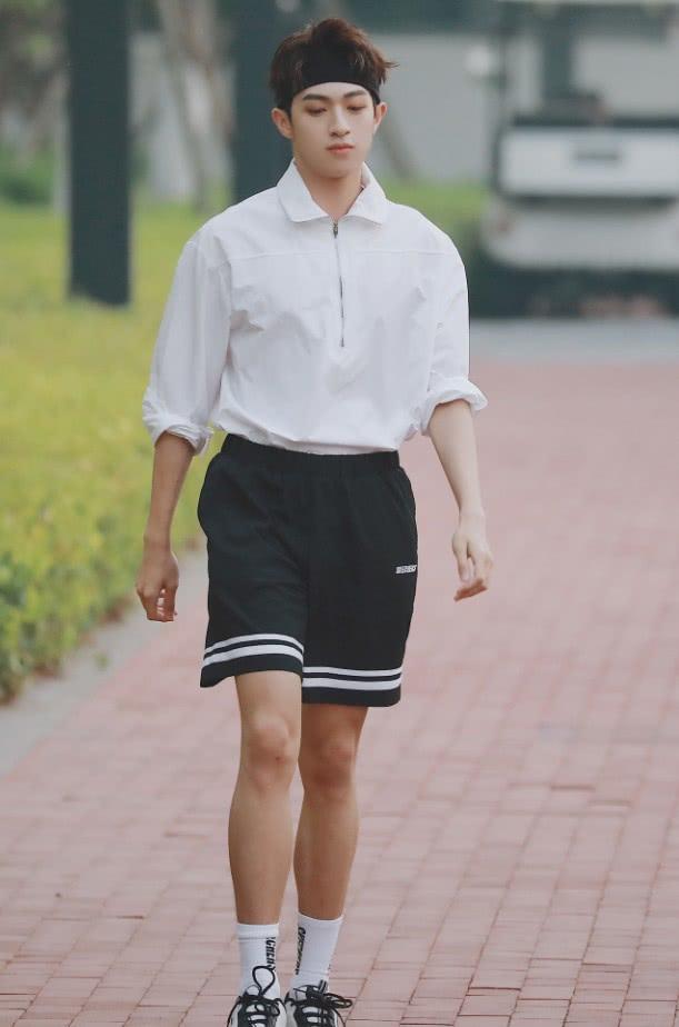 被《创造营》淘汰的帅哥吴季峰,白衬衫配运动短裤,像极了爱情