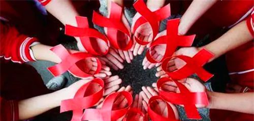 中国第一位感染艾滋病并主动公开的女大学生朱力亚