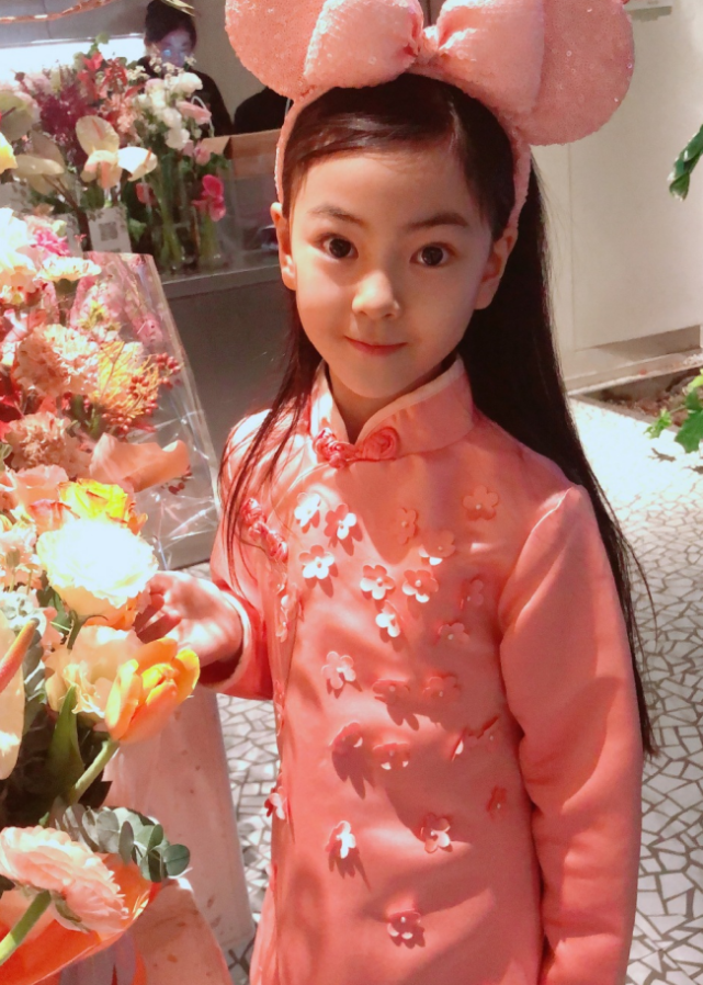 而张茗灿生活当中的穿搭也是很好看的,她身穿了一条旗袍款式的裙子,这