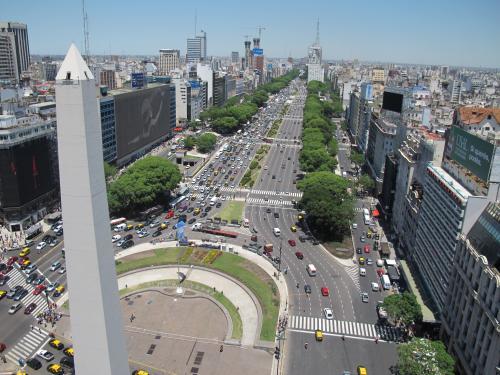 世界上最宽的街道：148米宽有18条车道，为何越来越拥堵？