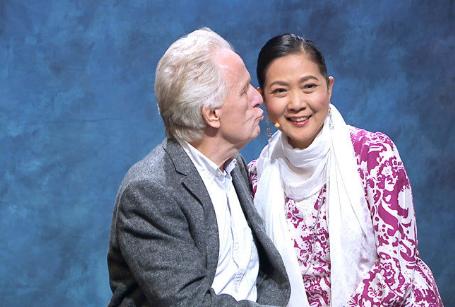 60岁沈丹萍大气可爱,紫红色印花上衣配白裙,和德国老公秀恩爱