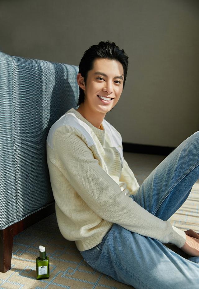 他演道明寺迅速大红,今穿"红色小汽车"西装,靠假山慵懒个性