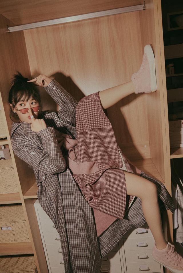 李金铭黑西装罩"透视"网纱,大长腿性感又惹眼,这真的是美嘉吗