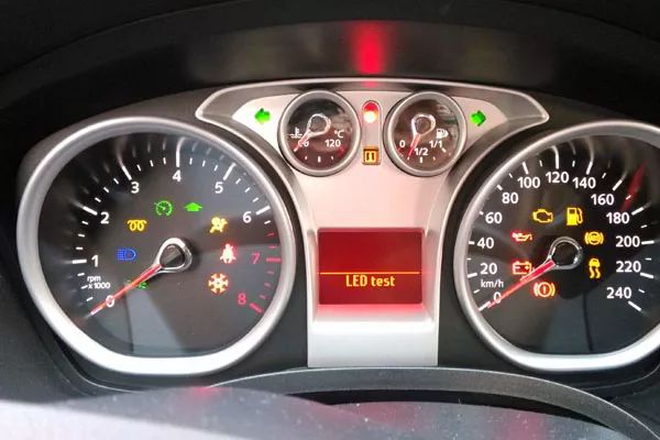 车上有刺客、坐着看月亮？这些故障灯都是什么鬼？