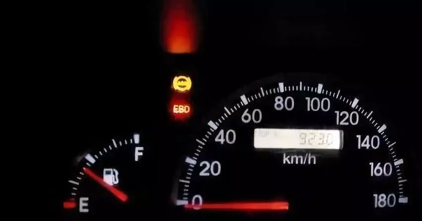 车上有刺客、坐着看月亮？这些故障灯都是什么鬼？