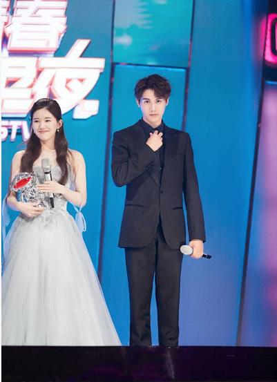 赵露思长相乖巧甜美神似花千骨,赵丽颖危险了|三千鸦杀|赵露思|郑业成